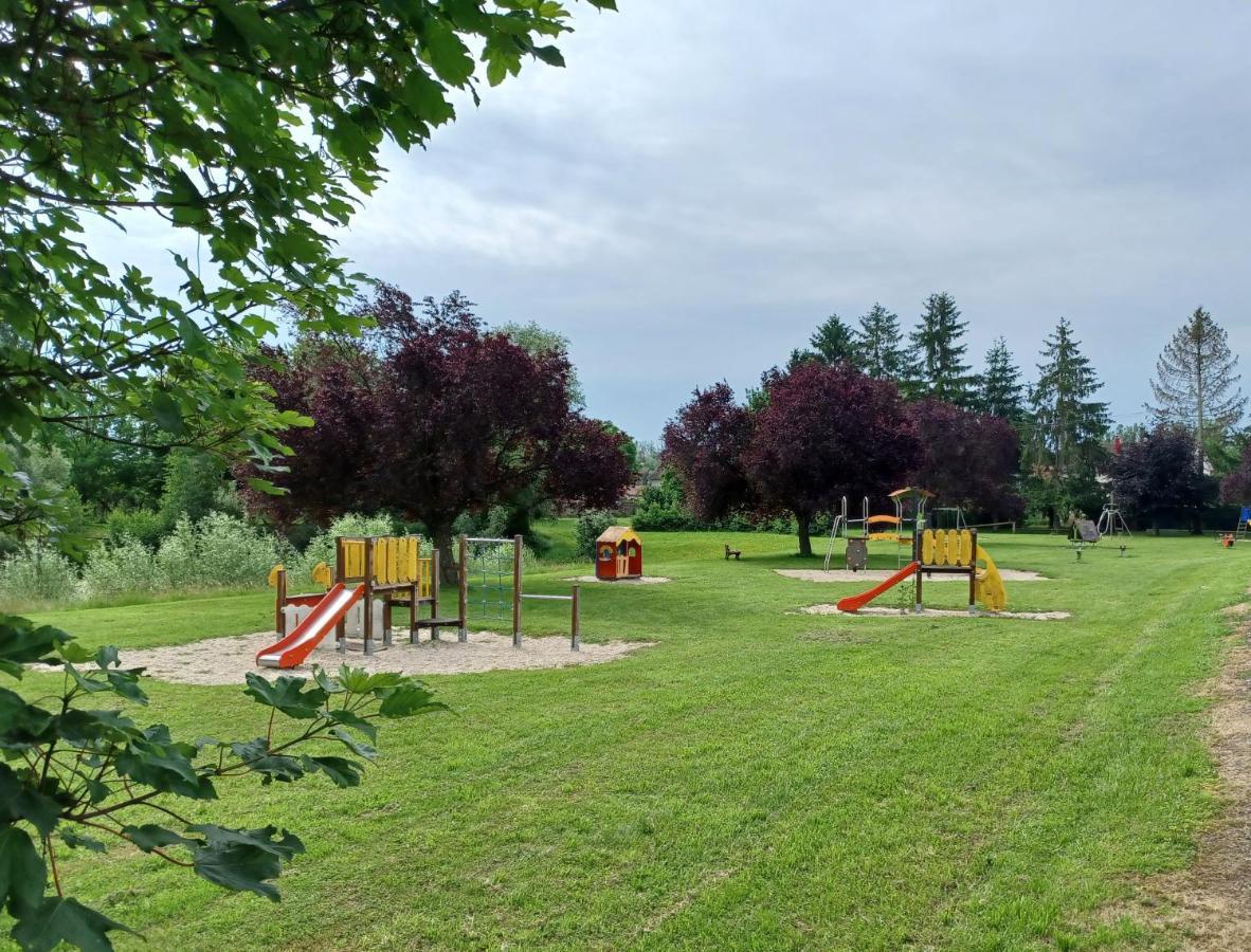 Camping Le Vallage Attigny Eksteriør bilde